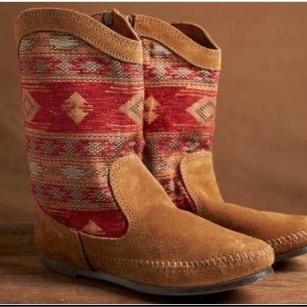 Minnetonka Moccasin, Baja Boot, Red
Size 9 worn once